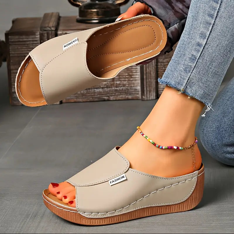 Sandalias ergonómicas beige, vista lateral