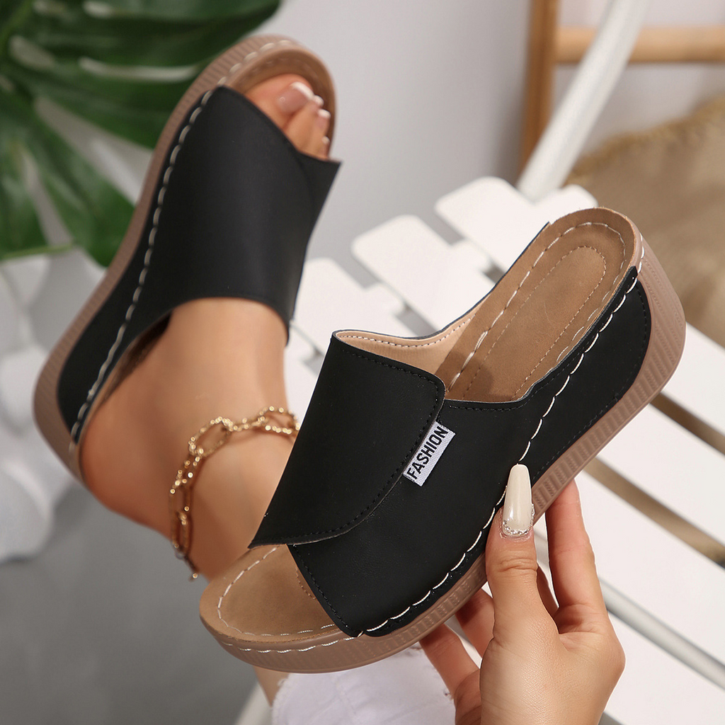Sandalias ergonómicas negras en uso